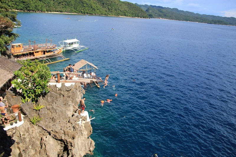 Nhảy xuống biển từ vách đá tại ‘đảo thiên đường’ Philippines
