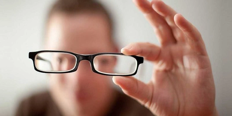 Nhìn xa rõ hơn nhìn gần khi đeo kính cận có phải đeo sai kính không?