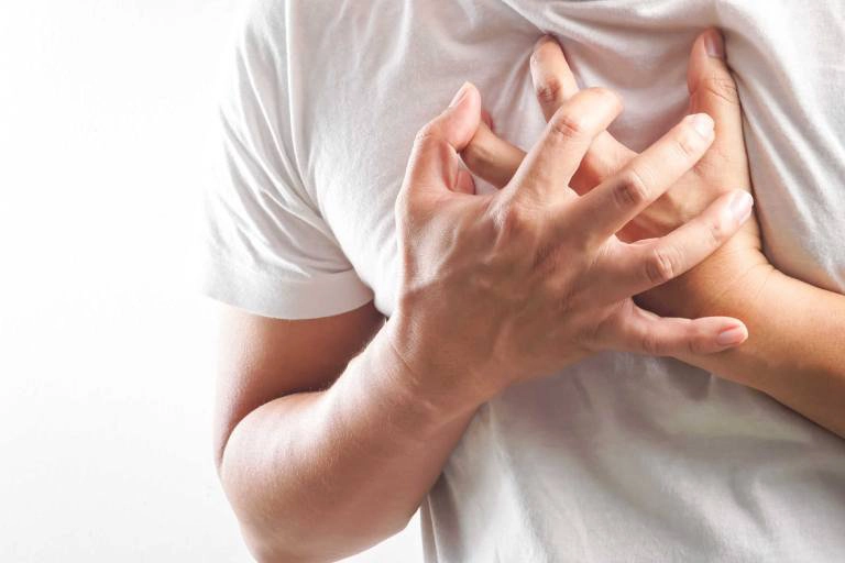 Nhói ngực khi mắc Covid có sao không?