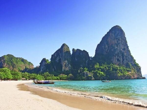 Những bãi biển sát vách đá đẹp nhất thế giới