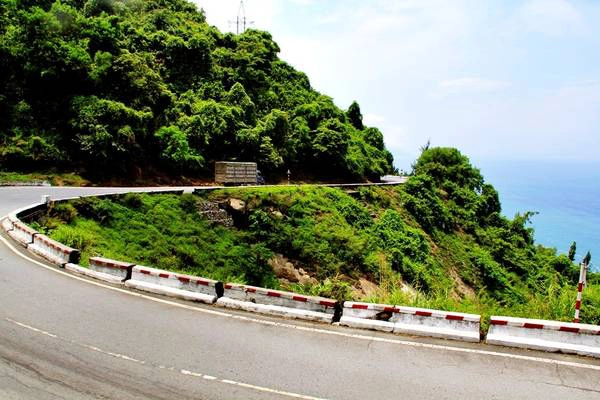 Những khúc cua đầy thách thức trên đèo Hải Vân