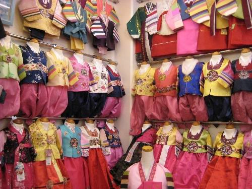 Những món quà trong chợ truyền thống bạn nên mua khi du lịch Seoul