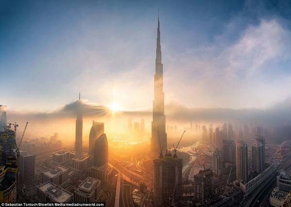 Những tòa nhà chọc trời ở Dubai huyền ảo trong sương