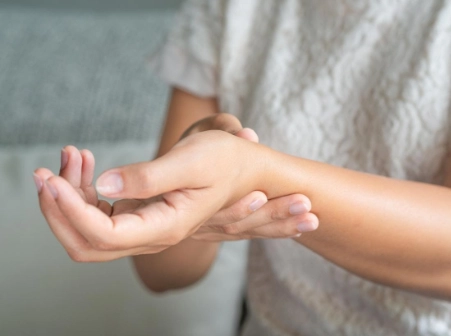 Nữ giới sụp mí mắt, chân tay yếu nguyên nhân là gì?