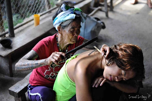 Nữ nghệ nhân 100 tuổi xăm hình bằng tay ở Philippines