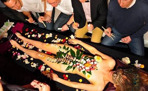 Nyotaimori - nghệ thuật sushi trên cơ thể trinh nữ