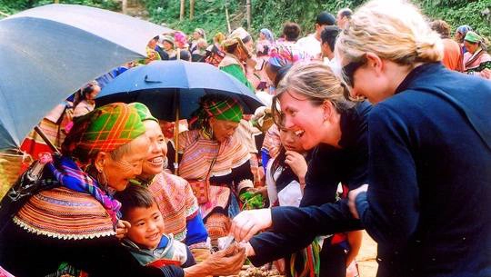 Phạt đến 3 triệu đồng cho hành vi chèo kéo du khách mua hàng