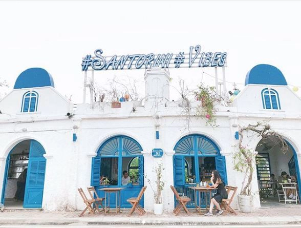 Phát hiện quán cà phê như Santorini thu nhỏ nằm ngay Hồ Tây