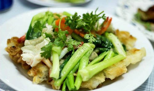 Phở áp chảo cho bữa trưa khi du lịch Sài Gòn
