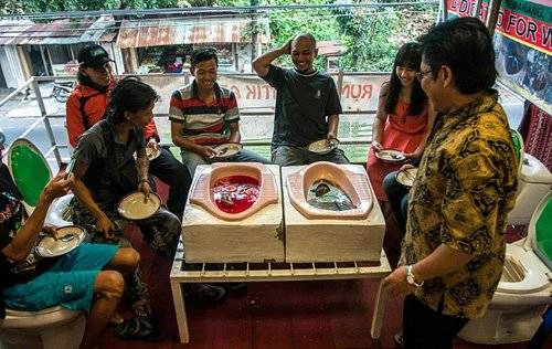 Phong cách ăn uống trong bồn cầu tại Indonesia