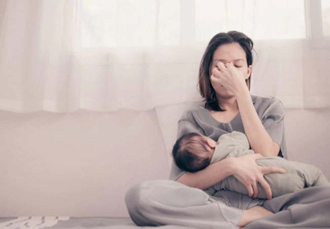 Phụ nữ sau sinh bị đau nửa đầu: Những điều cần biết