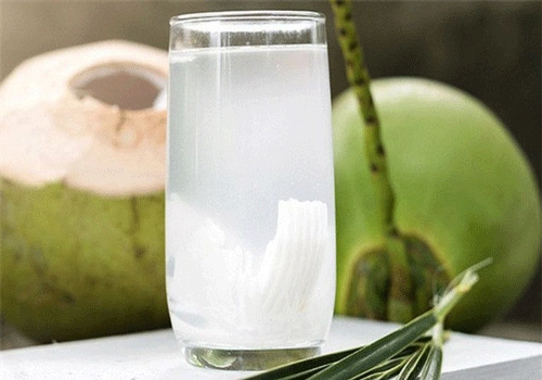 Phụ nữ uống nước dừa có tốt không?