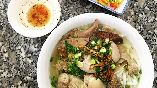 Quán ăn 16 năm chở bánh canh từ Trà Vinh lên Sài Gòn mỗi ngày