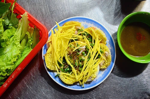 Quán bánh căn vỉa hè hơn 10 năm ở Sài Gòn