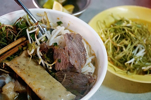 Quán bún bò Huế 28 năm trong chợ người Hoa ở Sài Gòn