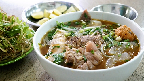 Quán bún bò Huế gần 20 năm hút khách nước ngoài ở Sài Gòn