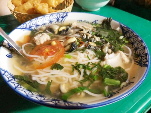 Quán bún ốc phá cách, khách sành ăn phải chờ tới lượt