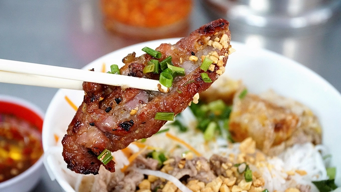 Quán bún thịt nướng 40 năm: từ gánh rong đến hàng đông khách