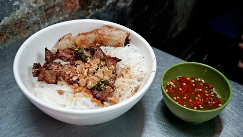 Quán bún thịt nướng hơn nửa thế kỷ dưới gầm chung cư Sài Gòn