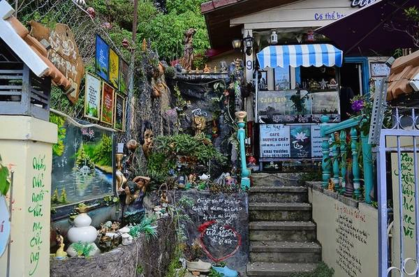 Quán cà phê thư pháp trong ngôi nhà kỳ quái ở Đà Lạt