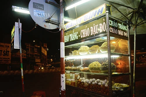 Quán cháo đêm hơn 25 năm cho người Sài Gòn đi sớm về khuya