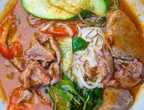Quán hủ tiếu sa tế lề đường hơn 50 năm ở Sài Gòn
