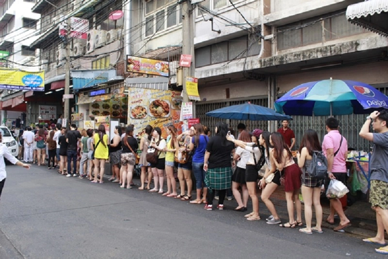 Quán mì giữa Bangkok muốn ăn phải rồng rắn xếp hàng