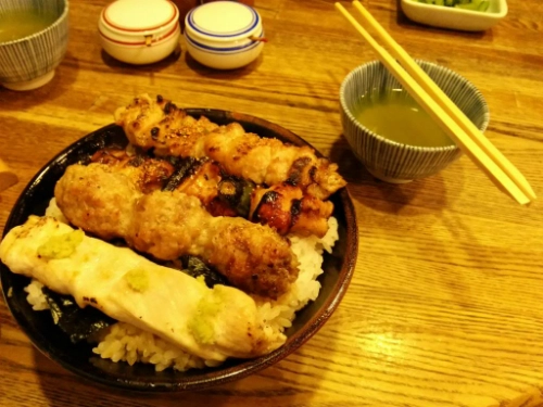 Quán thịt gà xiên nướng mở gần 100 năm ở Tokyo