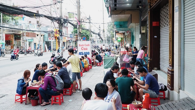 Quán vỉa hè Sài Gòn bán gần 1.000 tô bánh canh cua mỗi ngày