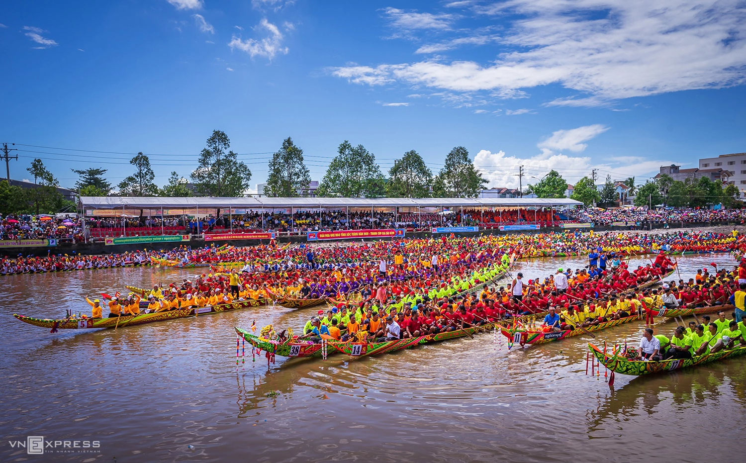 Rộn ràng lễ hội đua ghe ngo đậm nét Khmer ở Nam Bộ