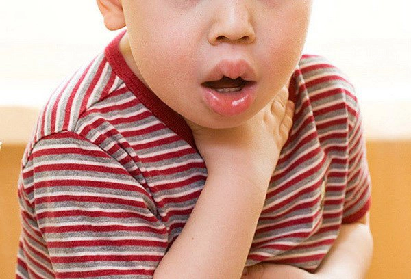 Sơ cứu nghẹt thở và hô hấp nhân tạo: Hướng dẫn minh họa cho trẻ từ 12 tháng tuổi trở lên