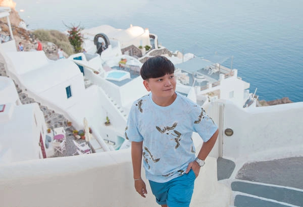 Stylist Trịnh Tú Trung chia sẻ kinh nghiệm đi đảo thiên đường Santorini