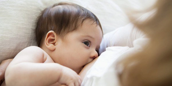 Sữa mẹ màu vàng có tốt không?