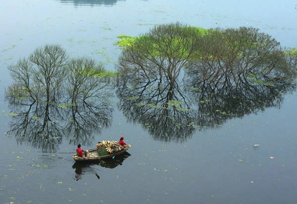Sững sờ hồ Lá Luộc mùa này như tranh thủy mặc
