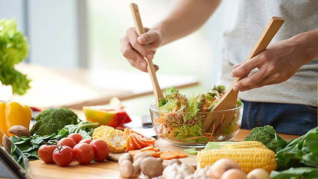 Tại sao bạn ăn mất kiểm soát khi bạn không đói?