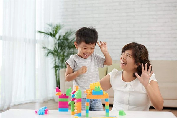 Tạo cơ hội cho trẻ tự kỷ giao tiếp trong hoạt động hằng ngày như thế nào?