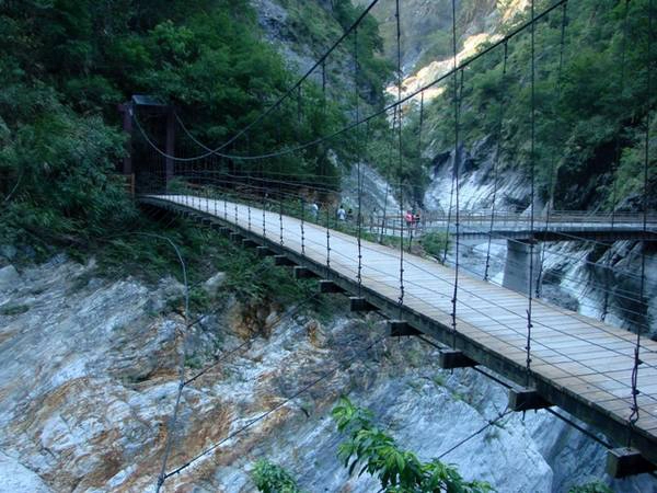 Taroko Gorge: Nơi bầu trời rải màu xanh trên đá…