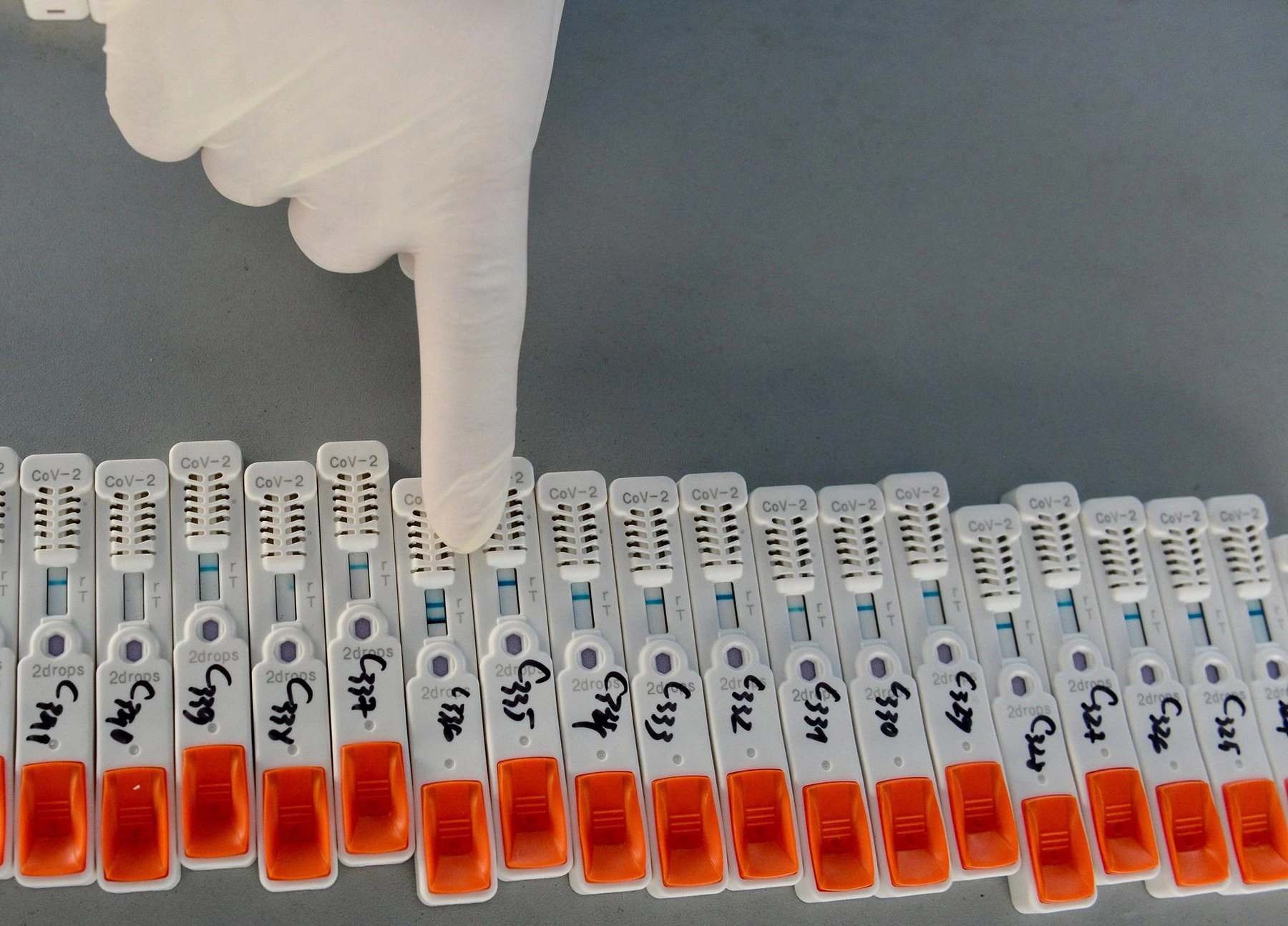 Test nhanh dương tính test PCR âm tính, hoặc ngược lại, phải làm thế nào?