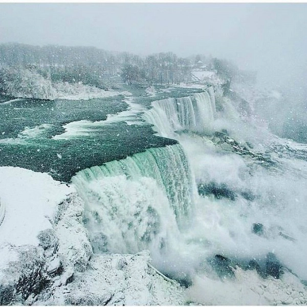 Thác Niagara đóng băng tựa vương quốc băng giá