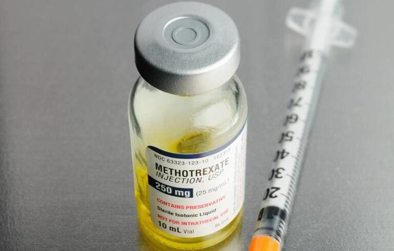 Thai ngoài tử cung: Chích methotrexate bao lâu thì thai ra?