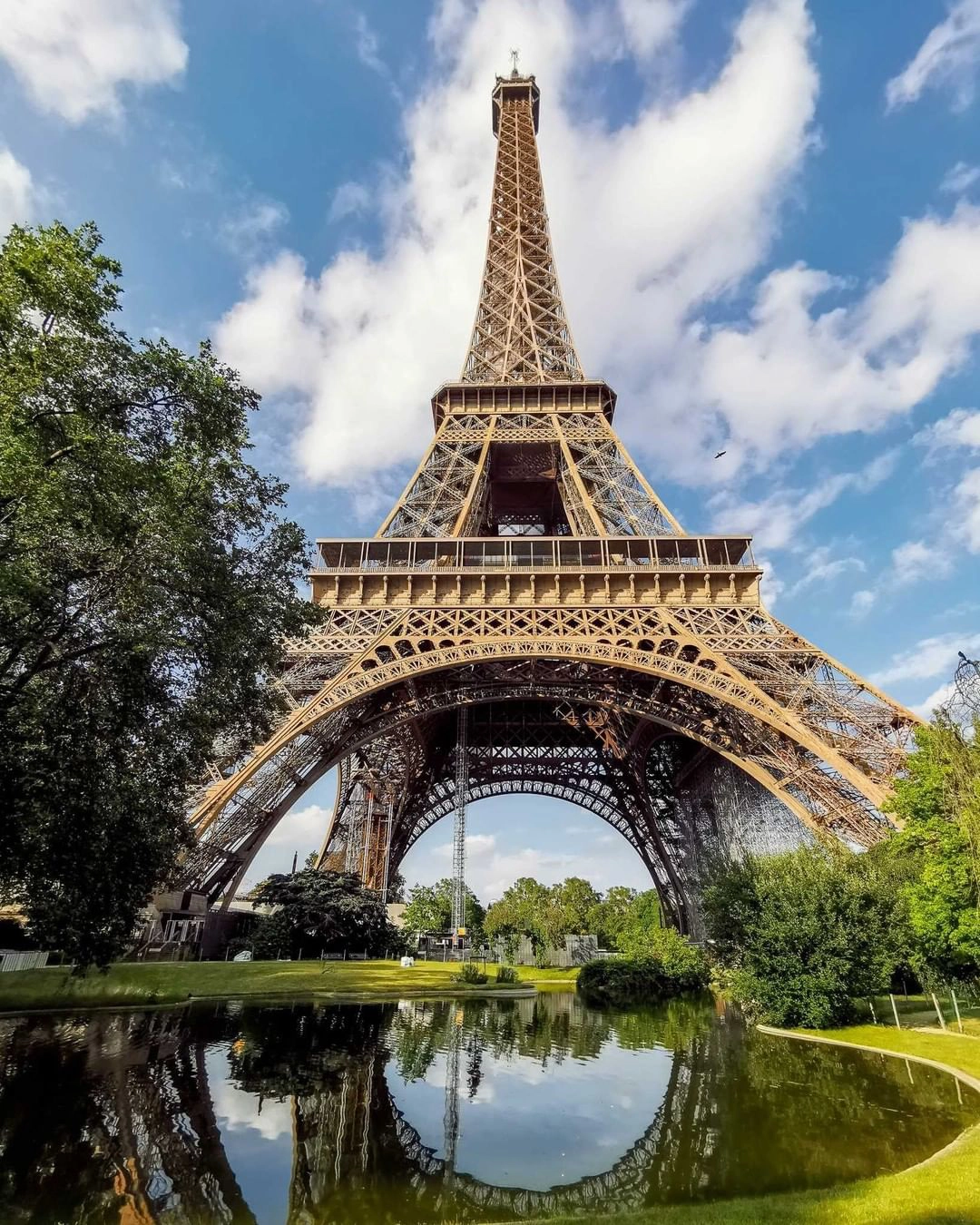 Tháp Eiffel của Pháp đã mở lại sau 9 tháng đóng cửa