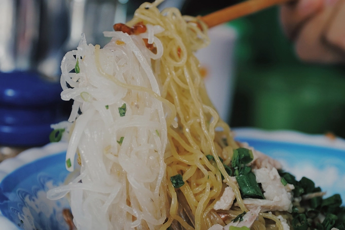 Tiệm ăn người Hoa ba đời bán hủ tiếu ở Sài Gòn
