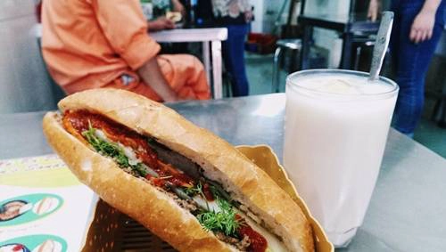 Tiệm bánh mì gần 4 thập kỷ ở phố cổ Hà Nội