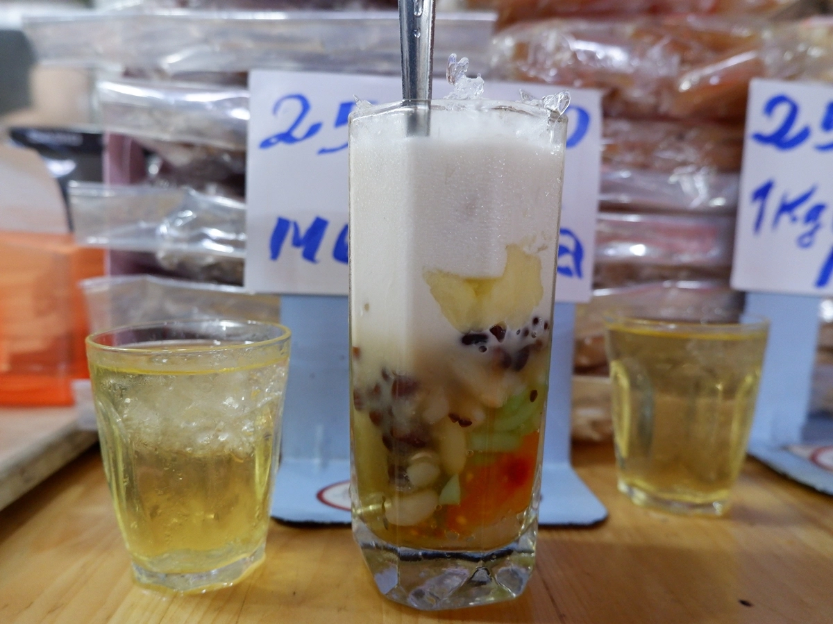 Tiệm chè 50 năm ở chợ Bến Thành mỗi ngày bán hơn nghìn ly