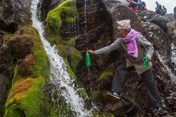 Tìm kiếm nước thánh trong dãy Himalaya ở Nepal