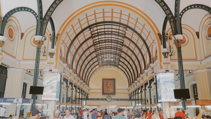Tòa nhà còn giữ loạt bốt điện thoại hơn 100 tuổi ở Sài Gòn
