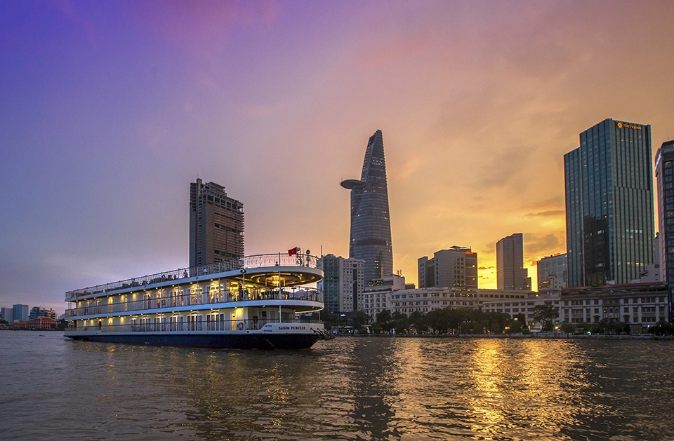 Top 3 du thuyền Sài Gòn sang trọng cho bữa ăn tối thơ mộng trên sông