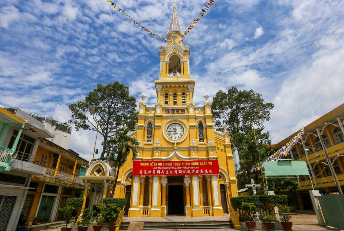 Top 6 nhà thờ trăm tuổi ở Sài Gòn luôn hút khách đến check-in
