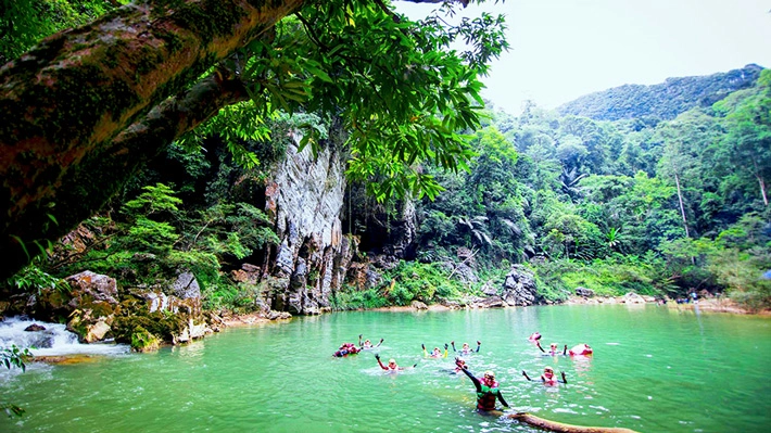 Tour Phong Nha 2N1Đ: Thử Sức Chinh Phục Hang Tú Làn chỉ 4.950.000 đồng/khách