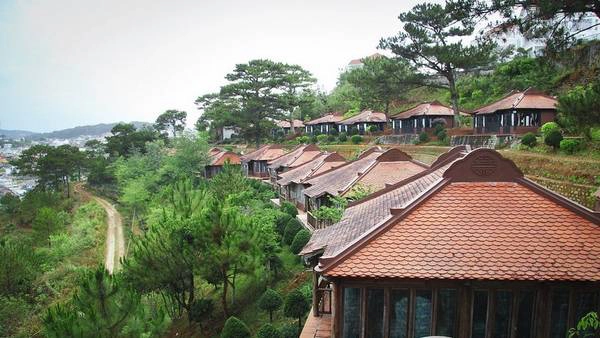 Trải nghiệm ngủ Bungalow mang đậm chất Huế ngay giữa lòng thành phố ngàn hoa